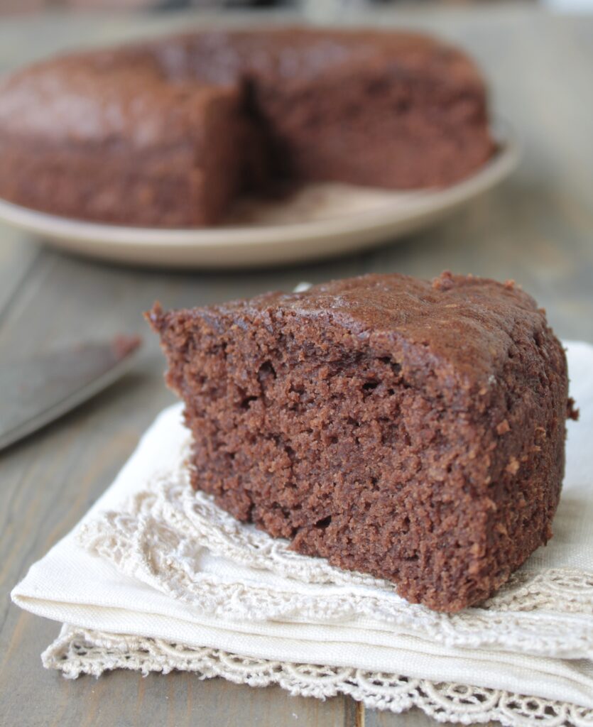 Torta vegana preparata con banane mature e cacao soffice e golosa ideale assoluta o da farcire