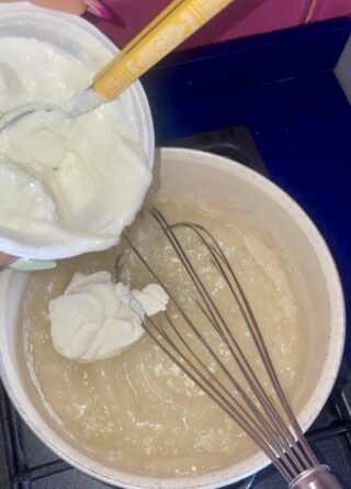 Preparazione crema allo yogurt