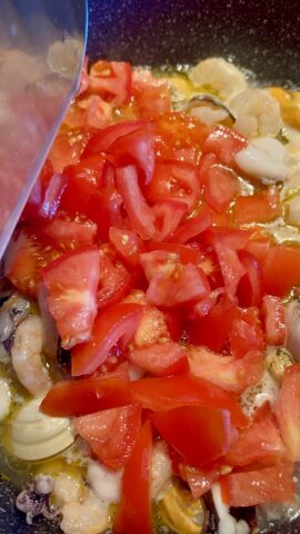 Preparazione spaghetti con pesce misto surgelato