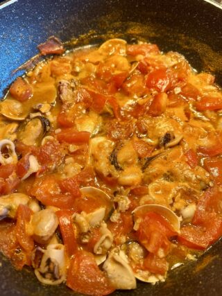 Preparazione spaghetti con pesce misto surgelato