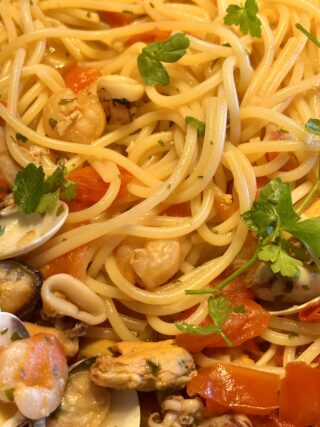 Preparazione spaghetti con pesce misto surgelato