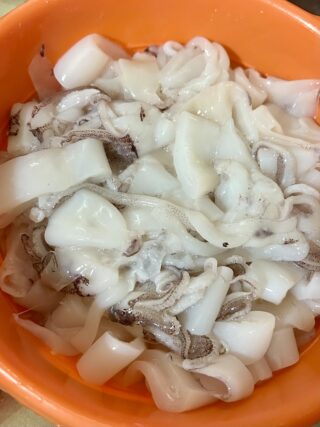 Preparazione calamari fritti 