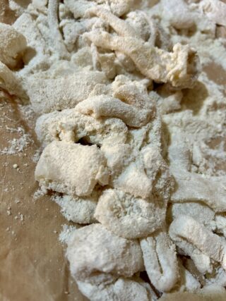 Preparazione calamari fritti 