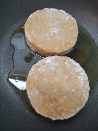 Non resta che cuocere i vostri hamburger di ceci! Potete scegliere la modalità che preferite: al forno, a 200°C per circa 20 minuti o finché non saranno ben dorati, oppure in padella, con un filo d’olio ben caldo. In questo caso diventeranno croccanti fuori e morbidi dentro. Qualunque metodo scegliate, fate attenzione quando li girate: sono delicati e vanno maneggiati con cura per non romperli.
