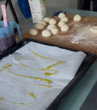 Preparazione pizzette rosse senza lievito
