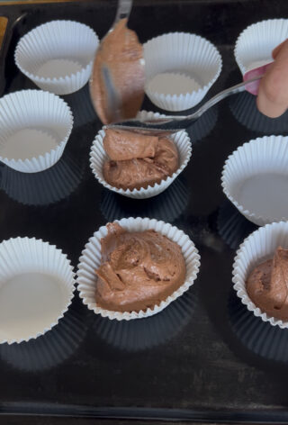 Preparazione impasto cupcake al cacao