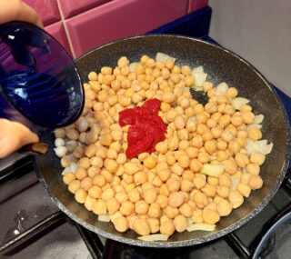 Preparazione dei ceci in padella con pomodorini