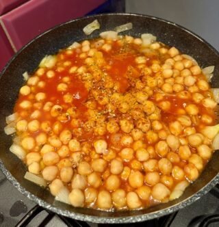 Preparazione dei ceci in padella con pomodorini