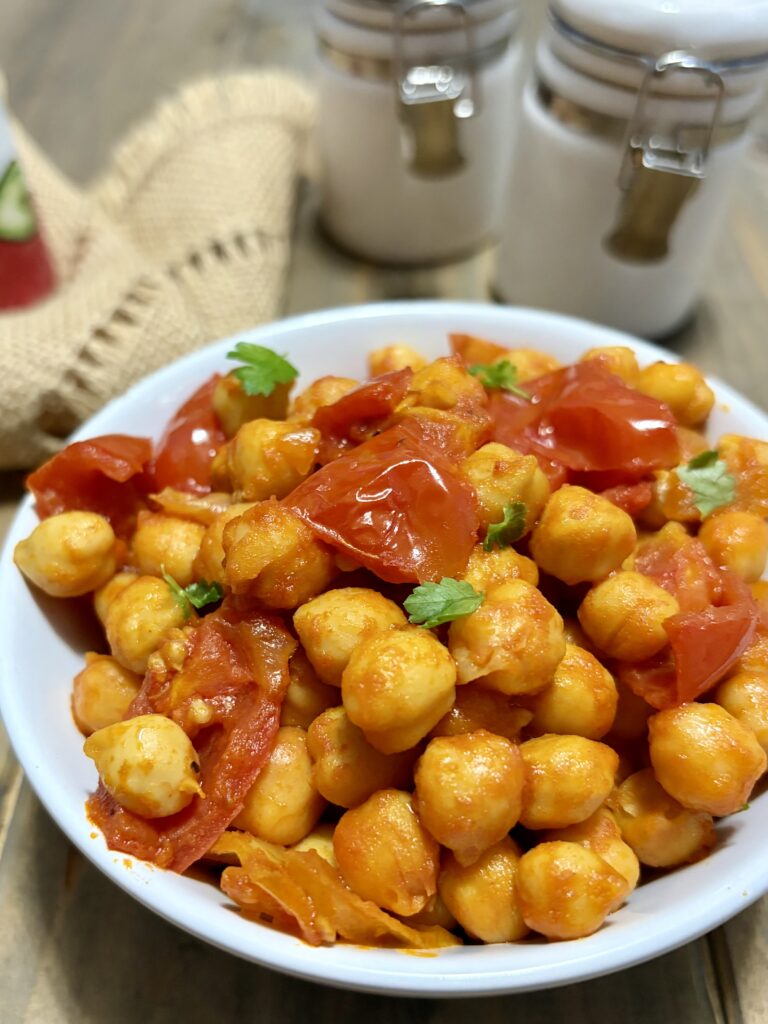 Ceci in padella con pomodorini e spezie un contorno versatile e troppo gustoso