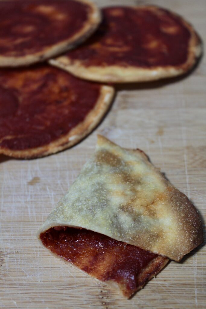 Pizzette rosse senza lievito, basse e croccanti pronte in pochi minuti