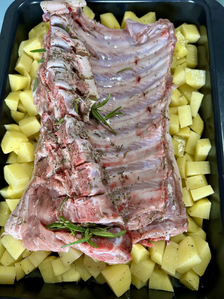 Preparazione maialino al forno con patate