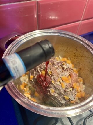 Preparazione arrosto di manzo al vino rosso