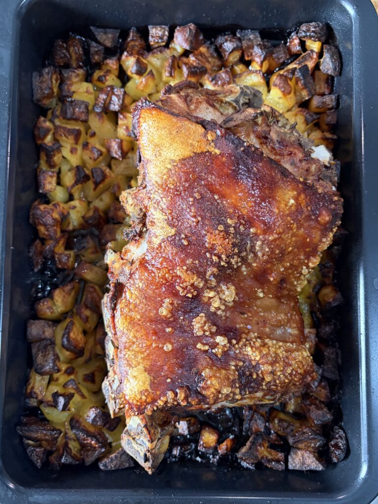 Maialino al forno con patate croccanti tenero e croccante al tempo stesso