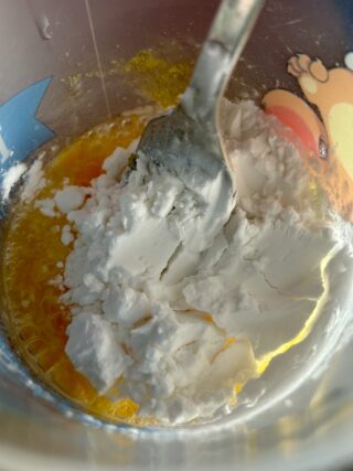 Preparazione crema pasticcera con uovo intero