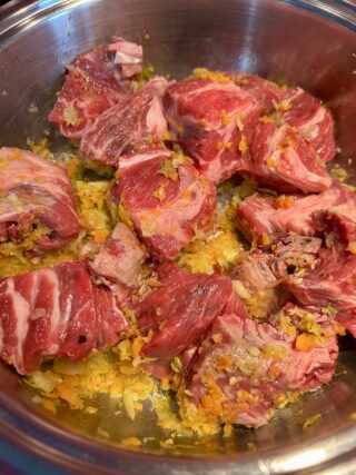 Preparazione spezzatino al sugo con patate