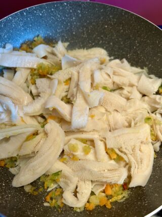 Trippa già bollita aggiunta al soffritto per trippa alla romana veloce con pecorino