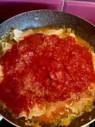 Polpa di pomodoro aggiunta alla trippa alla romana veloce in cottura