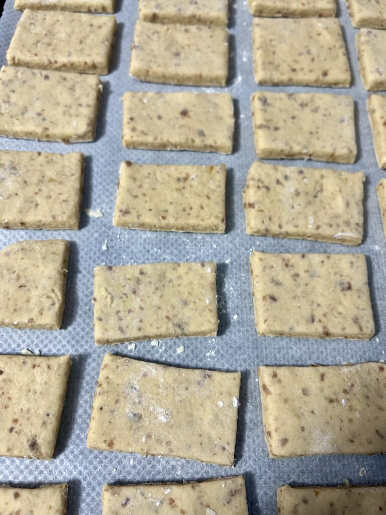 preparazione biscotti morbidi ai datteri senza zucchero stesi con il mattarello