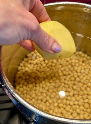 Ceci in pentola con patata e aromi per pasta e ceci cremosa