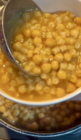 Cottura della pasta nel brodo di ceci cremoso
