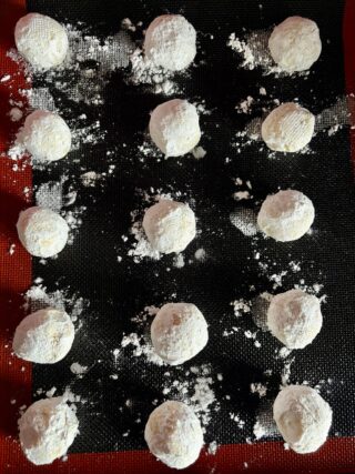 Biscotti al limone morbidi disposti sulla teglia da forno ben distanziati