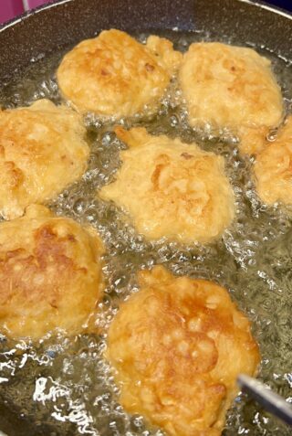 Frittelle di riso toscane che friggono nell’olio caldo