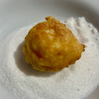 Frittelle di riso toscane passate nello zucchero semolato