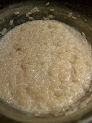 Riso cotto nel latte per preparare le frittelle di riso toscane