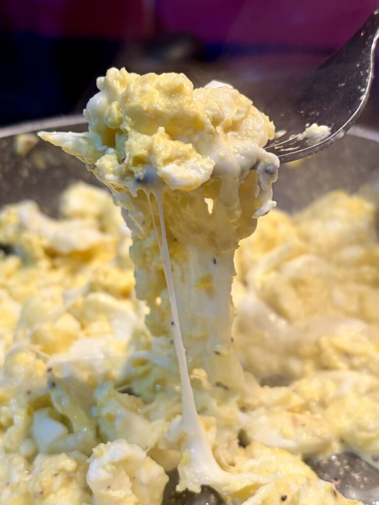 uova strapazzate con mozzarella filante