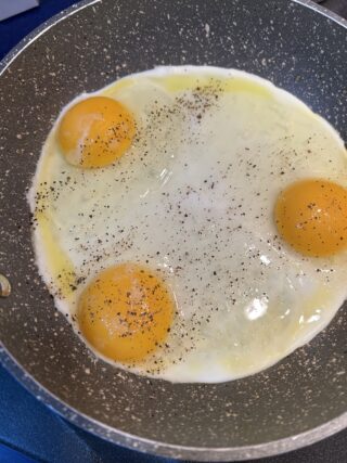 uova strapazzate con mozzarella cremose