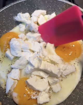 aggiungere mozzarella alle uova strapazzate