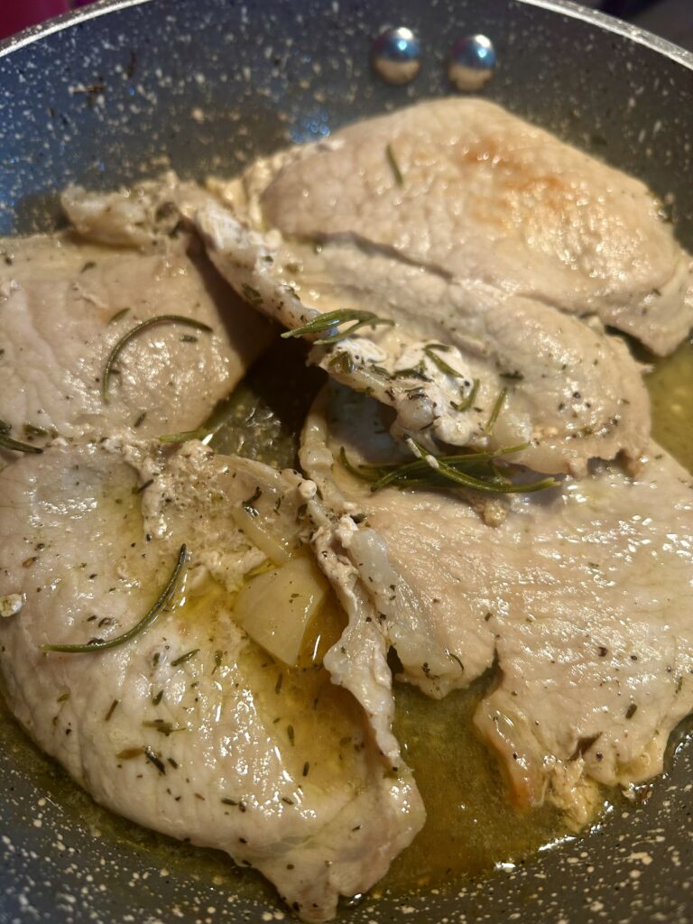 fettine di arista morbide in padella con sughetto e aromi