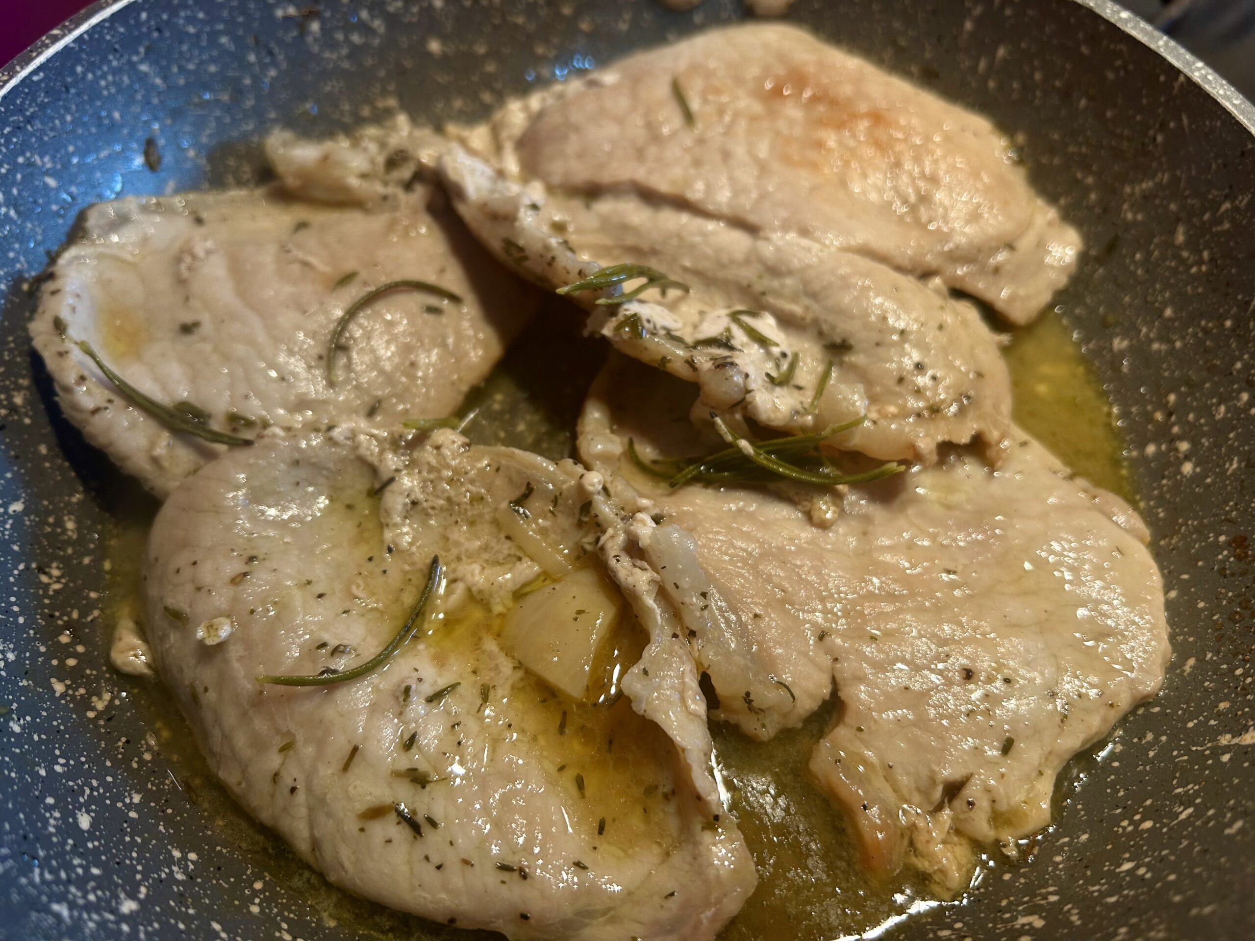 fettine di arista in padella morbide e succose pronte da servire