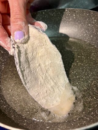 fettine di melanzane infarinate pronte per essere fritte in padella