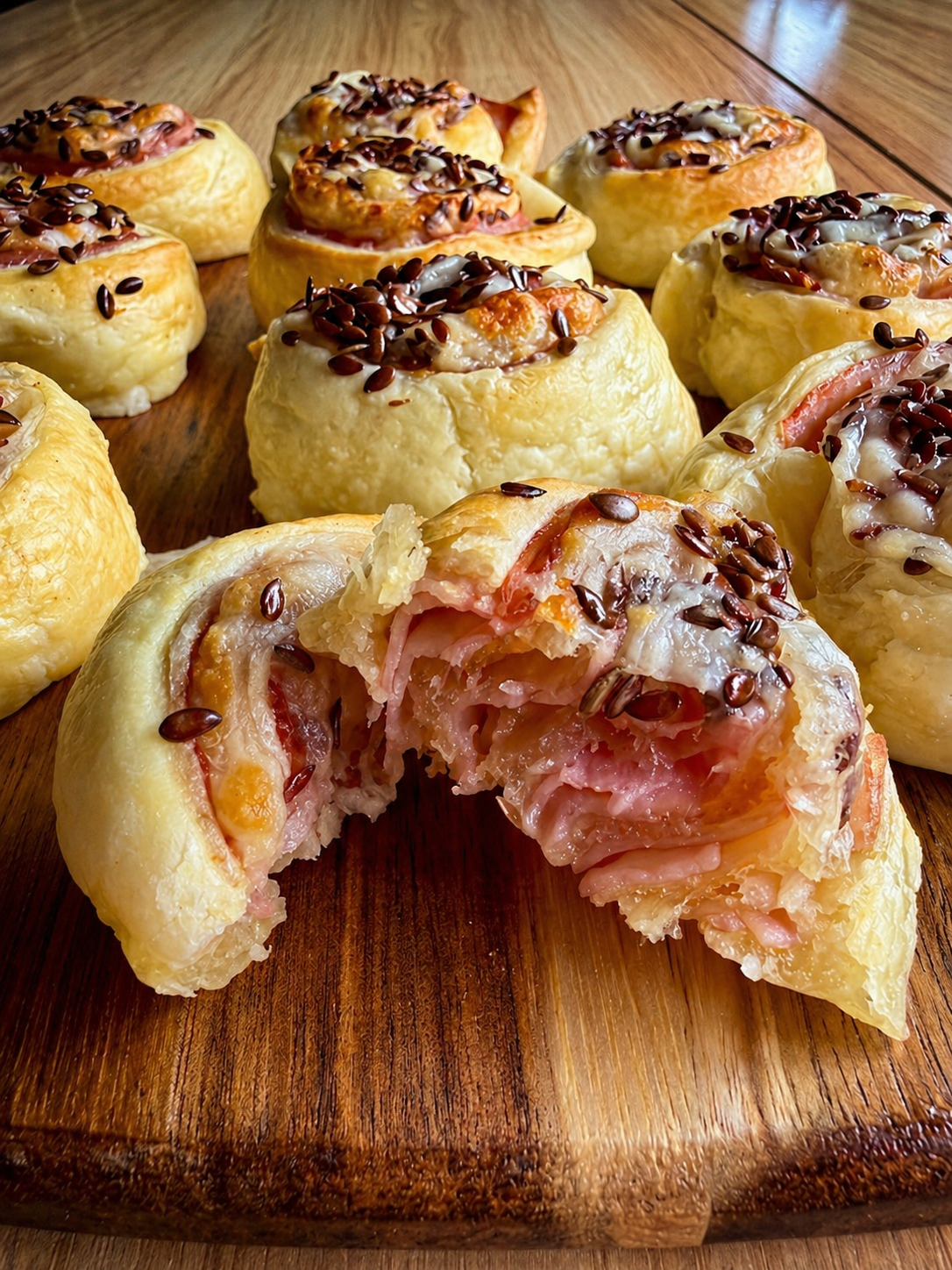 girelle di pasta sfoglia con prosciutto e provolone filanti primo piano