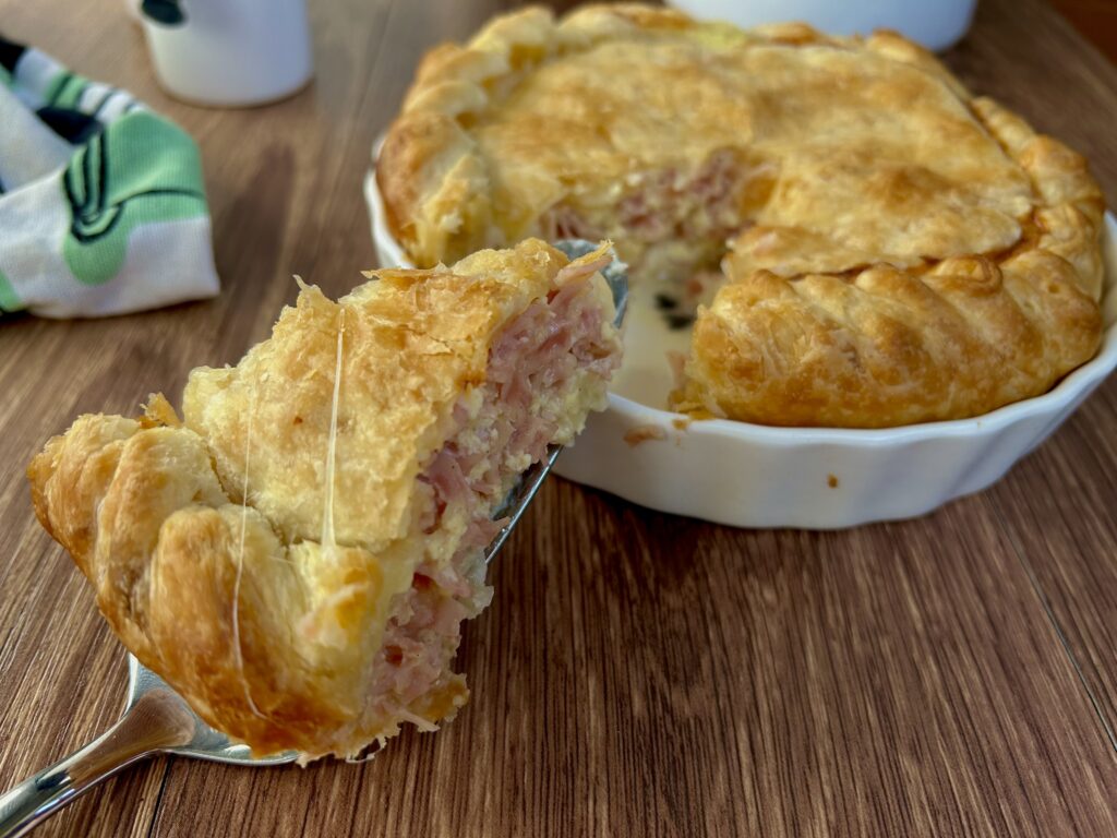Fetta di torta rustica prosciutto e mozzarella con ripieno filante e cremoso