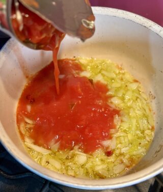 soffritto di cipolla e pomodoro per frittata di patate in padella