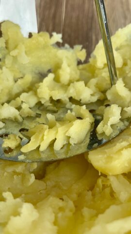 patate lesse schiacciate per frittata di patate in padella