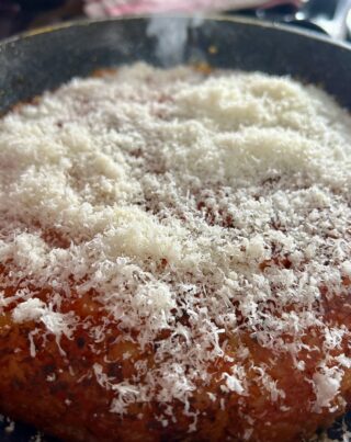 frittata di patate con parmigiano in padella