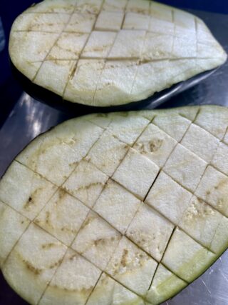 melanzane tonde incise a rombi prima della cottura in forno
