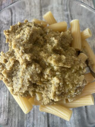 pasta con crema di melanzane fatta in casa prima della cottura