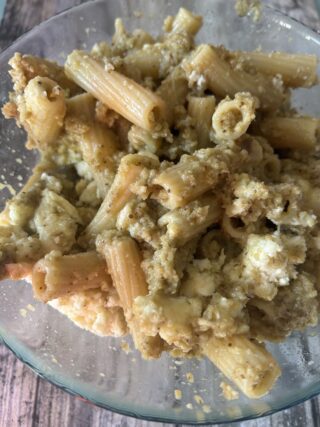 pasta con melanzane e formaggio mescolata pronta per essere assemblata