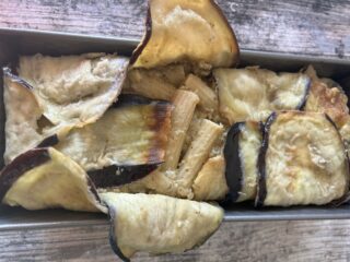 pasta alle melanzane nello stampo rivestito con melanzane fritte
