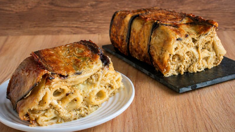 pasta alle melanzane nello stampo cotta al forno croccante fuori e filante dentro