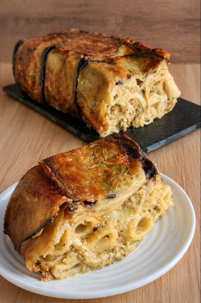 pasta alle melanzane nello stampo intera cotta al forno con melanzane dorate