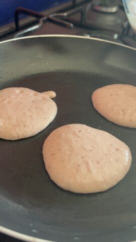 pancake alle fragole in cottura in padella antiaderente