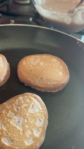 pancake alle fragole cotti e dorati in padella antiaderente
