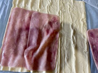 pasta sfoglia rettangolare con fette di prosciutto cotto disposte sopra