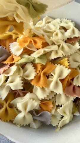 Farfalle multicolor per pasta fredda estiva