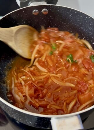 Cipolla soffritta in pentola con olio per preparare i frascarelli romani
